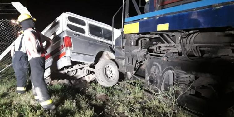 Una mujer falleció luego de que el tren embistiera su camioneta