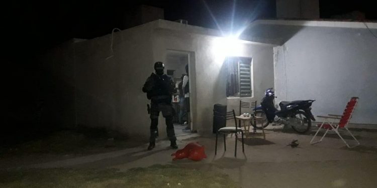 Intentó escapar con un niño en brazos y más de 100 de dosis de drogas