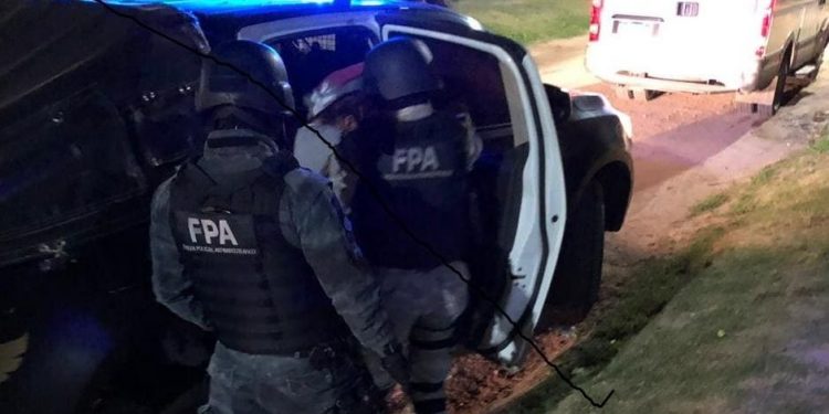 Intentó escapar con un niño en brazos y más de 100 de dosis de drogas