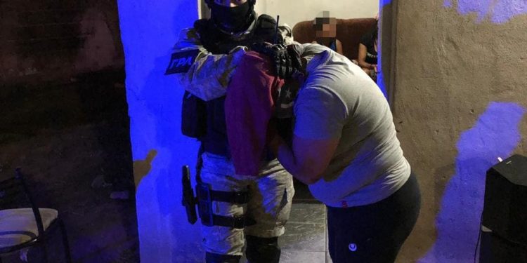 Intentó escapar con un niño en brazos y más de 100 de dosis de drogas
