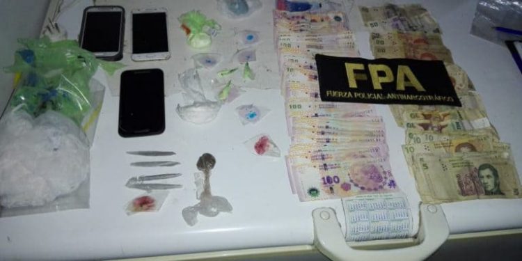 Intentó escapar con un niño en brazos y más de 100 de dosis de drogas