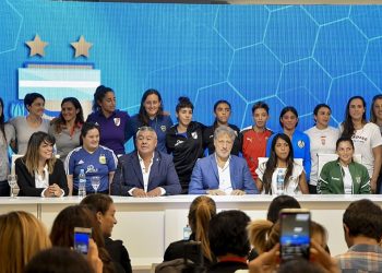 Profesionalizan el fútbol femenino