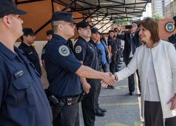 Patricia Bullrich y policias