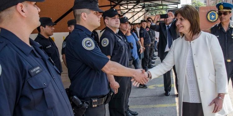 Patricia Bullrich y policias