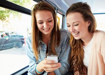 jóvenes con smartphone