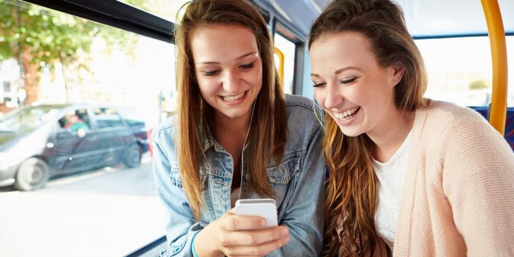 jóvenes con smartphone