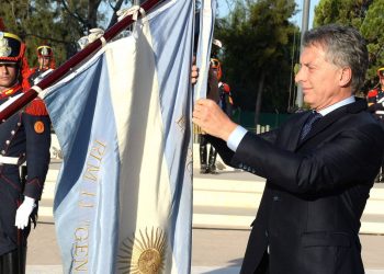 Macri izando la bandera