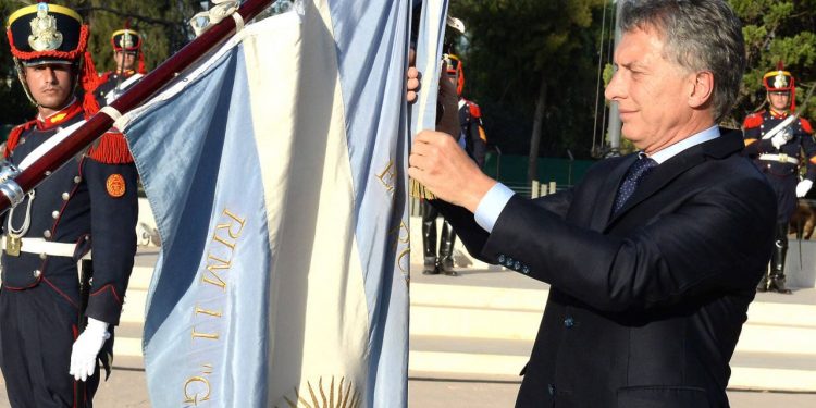 Macri izando la bandera
