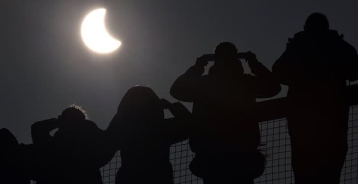 personas viendo eclipse solar