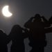 personas viendo eclipse solar