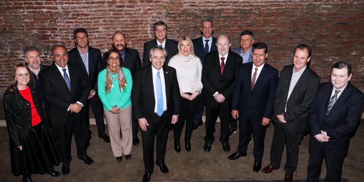 Alberto Fernández con una docena de gobernadores