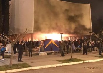 manifestantes que acampan frente a la Legislatura