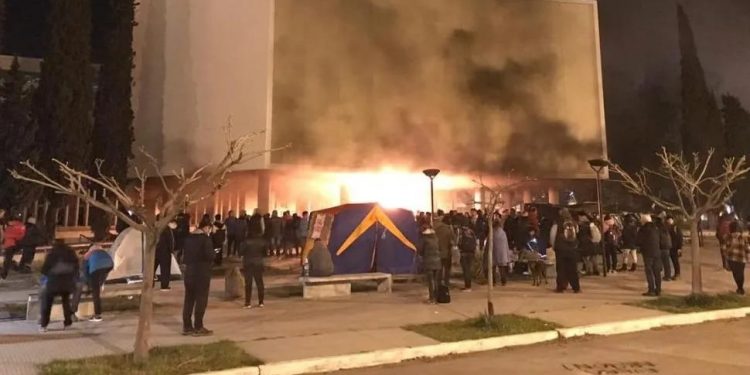 manifestantes que acampan frente a la Legislatura